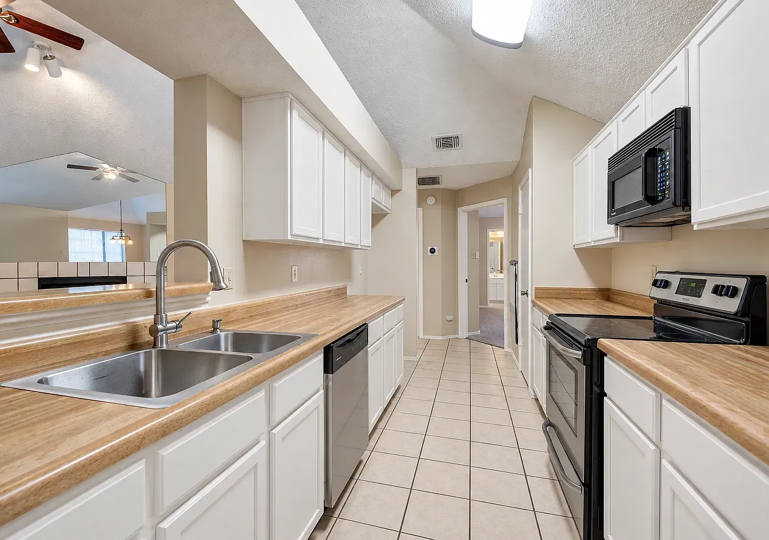 Charming 2-Bedroom Duplex in Coppell, TX | Coppell ISD | Private Yard & Attached Garage — Photo 4