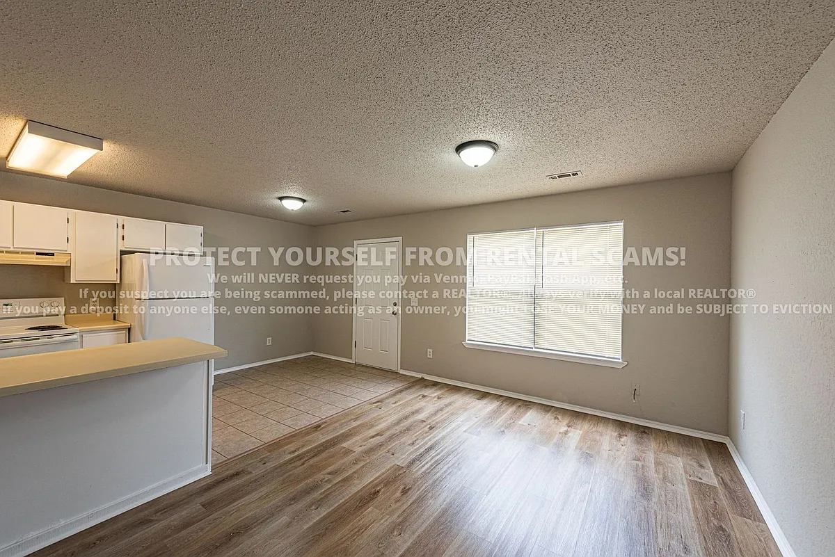 Building Photo - 686 W Martha Dr