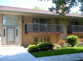 8316 Woodland Dr APT 4, Darien, IL 60561