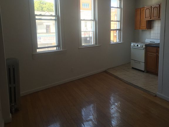 4th image of 19024 Jamaica Ave