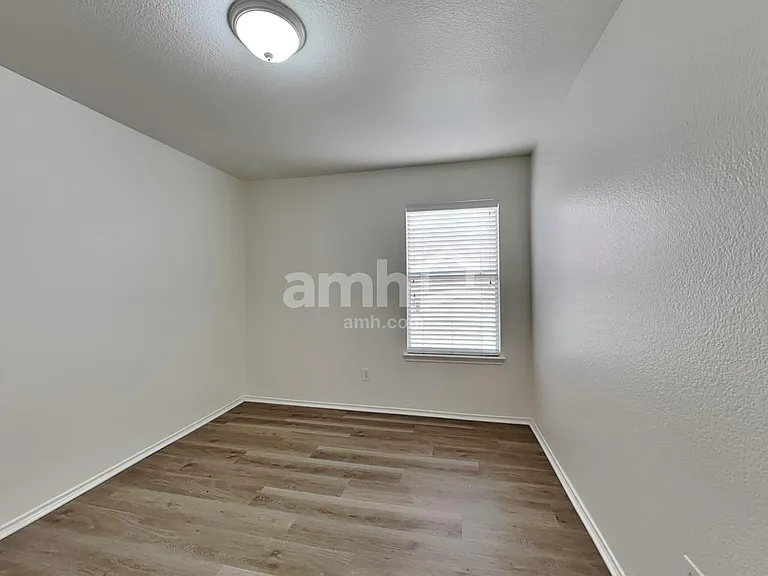 532 Winbridge Ln — Photo 16