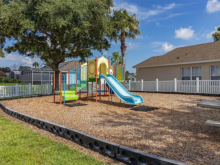 551 Castlemain Cir — Photo 51