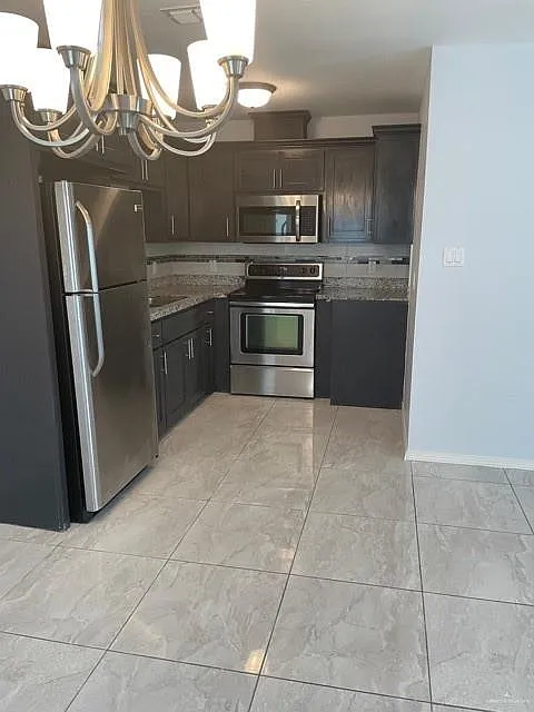 2 bed, 2.0 bath, 869 sqft, $960 — Photo 2