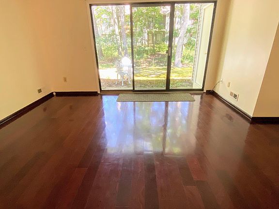 3rd image of 19 Greenwich Dr #19