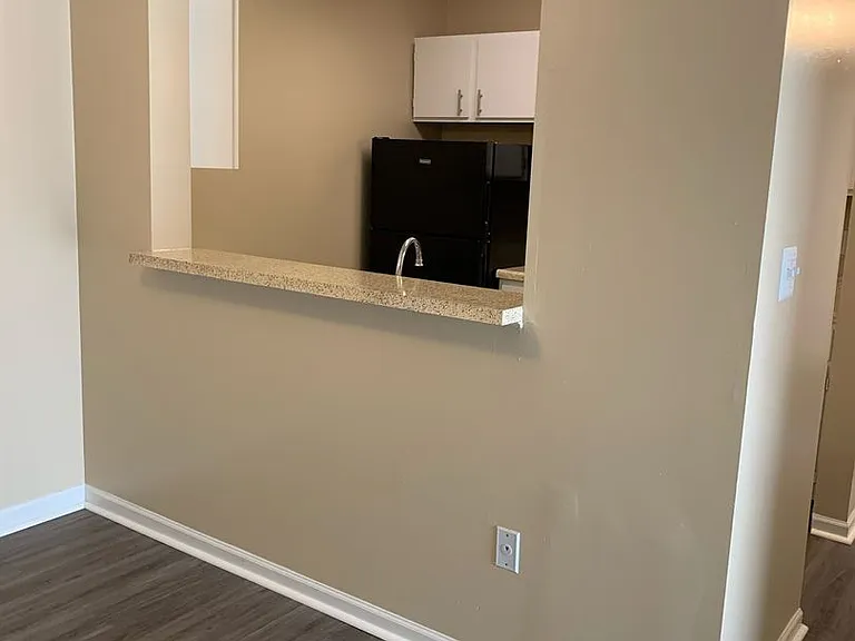 Walnut Manor Apartments — Photo 33
