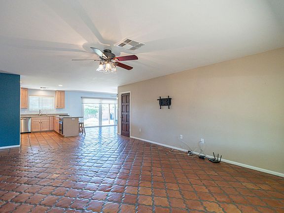 5th image of 621 E Grace Dr