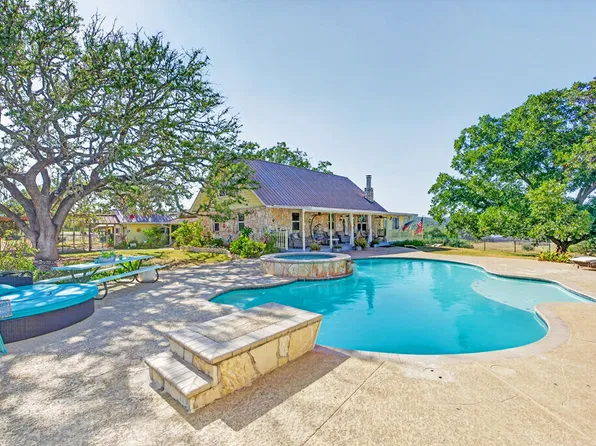 3320 Privilege Creek Rd, Pipe Creek, TX 78063