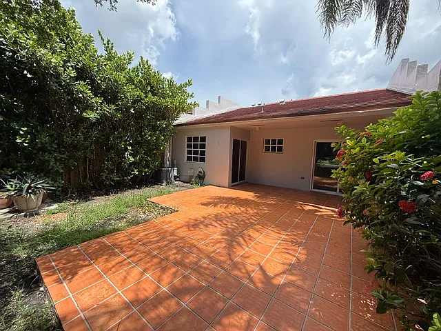 3 bed, 1260 sqft, $2,650 — Photo 2