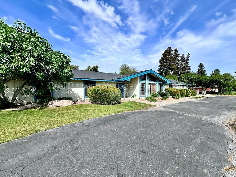 9193 N Fowler Ave — Photo 14