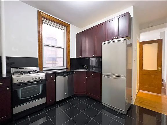 5th image of 42 Bank St #2E