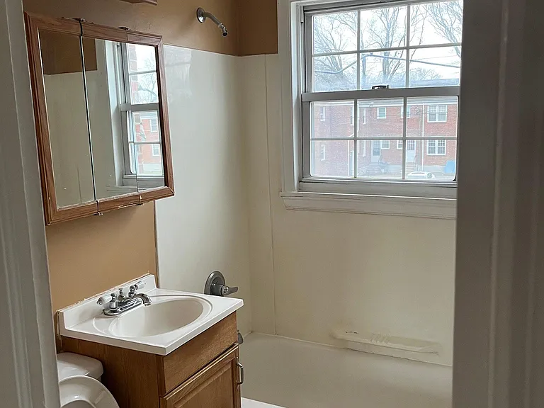1618 Memorial Ave #2B — Photo 3