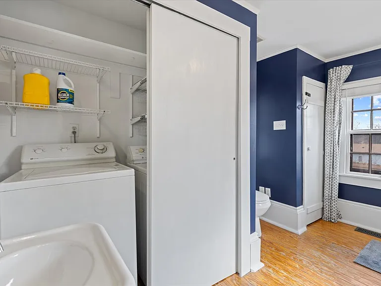 102 N East St — Photo 32