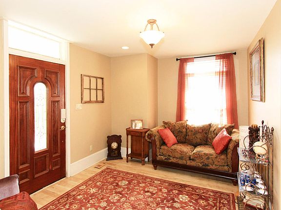 3rd image of 1012 Thompson Pl