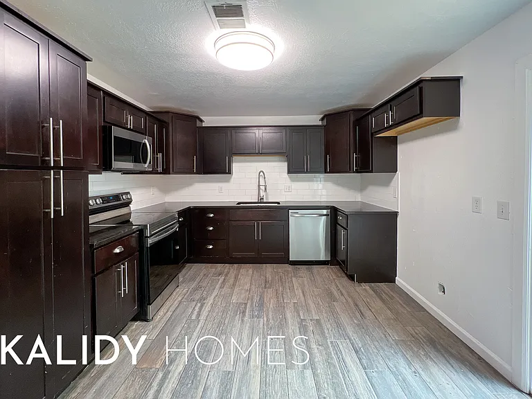402 W Fairchild Dr — Photo 5
