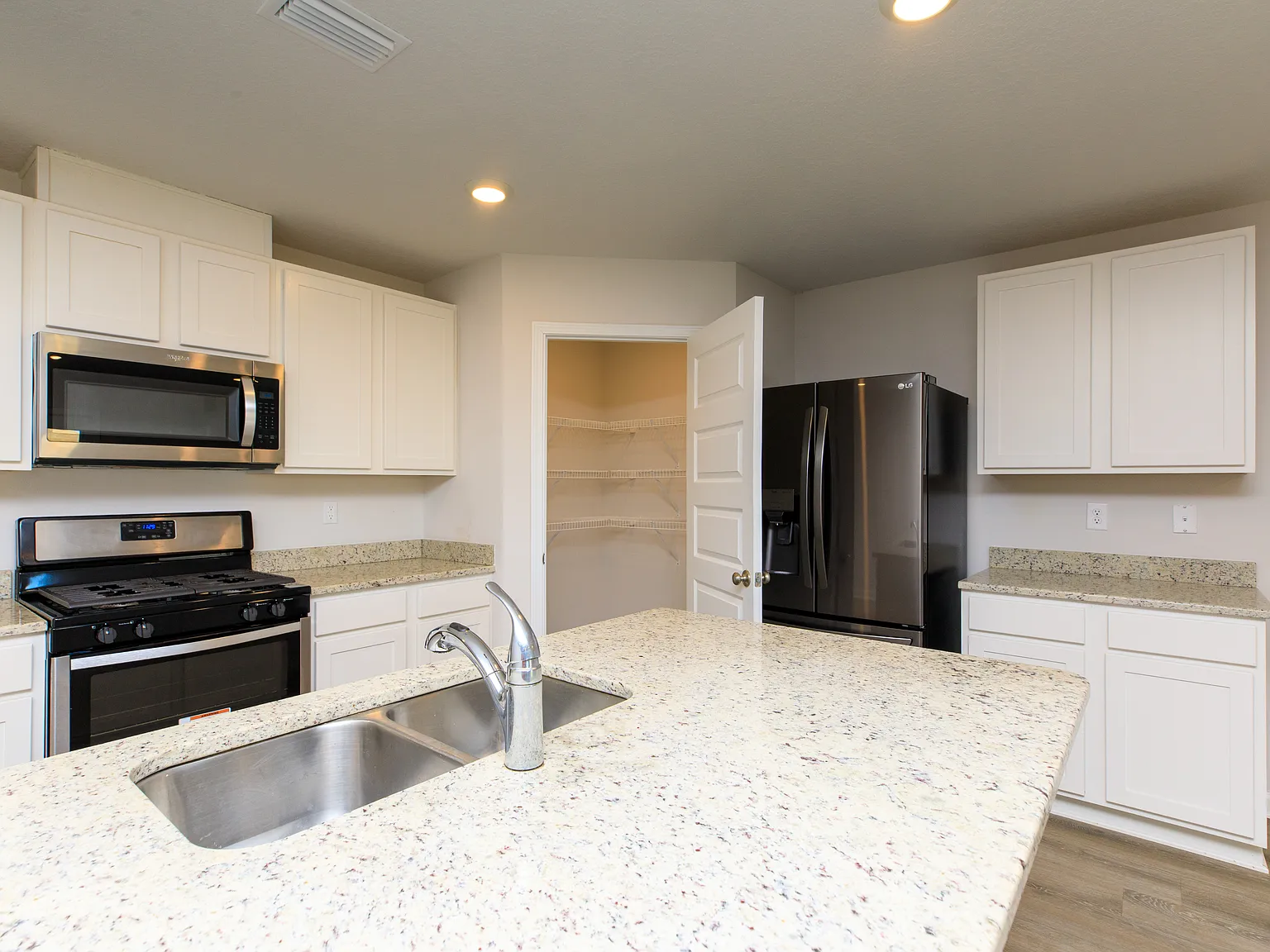 4 bed, 1830 sqft, $2,100 — Photo 4