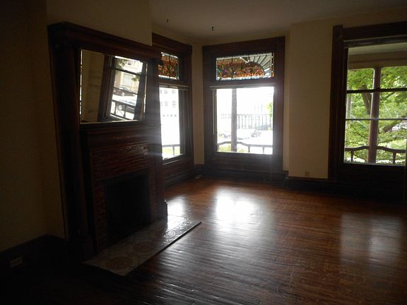 Lots of windows-Living room