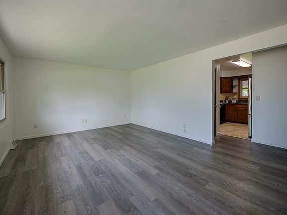 5th image of 4224 Tiffany Ave