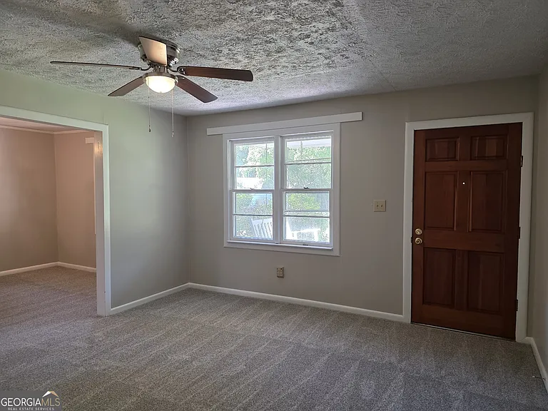 404 E Moore St — Photo 2