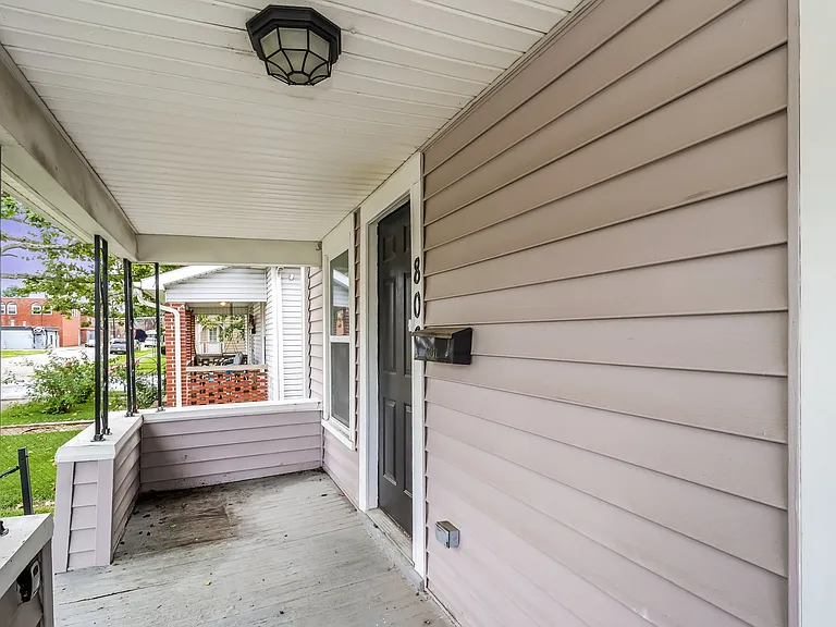 388878_028_porch_13068332.jpg