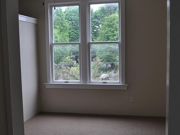 Frontroom opposite Kitchen
