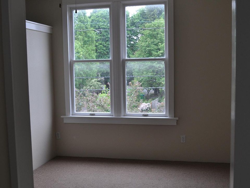 Frontroom opposite Kitchen