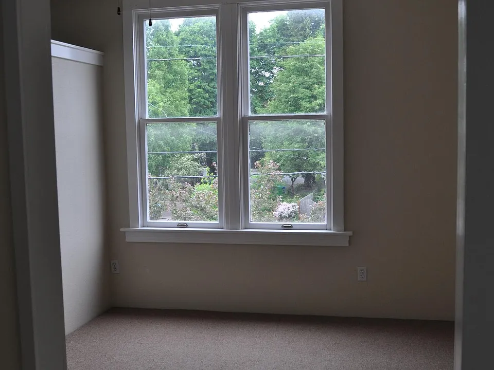Frontroom opposite Kitchen