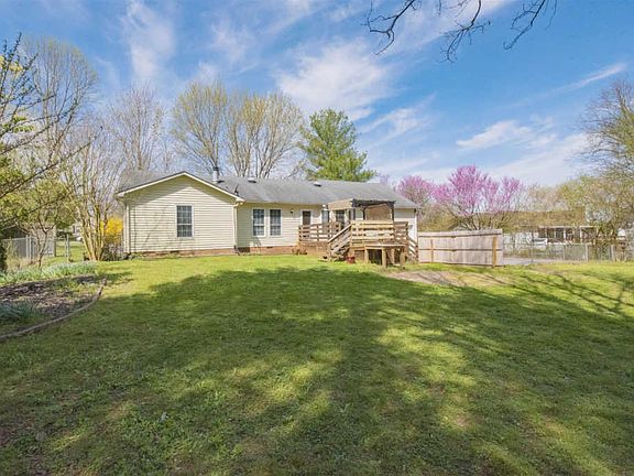 5th image of 133 Crestwood Dr