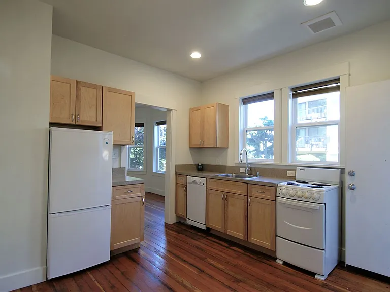 2046 Franklin Ave E — Photo 5