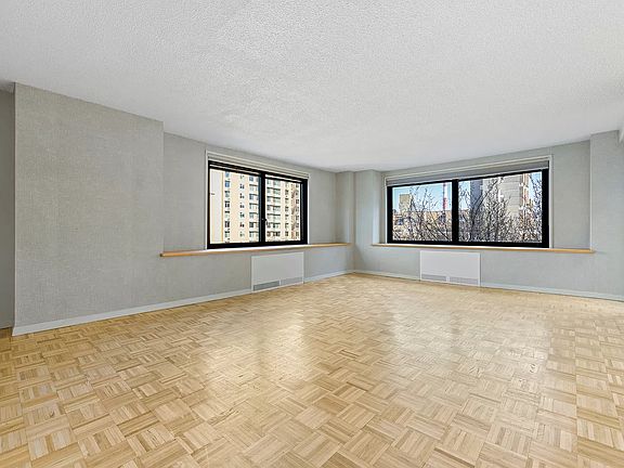 4th image of 531 Main St APT 924