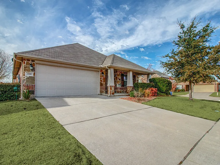 2100 Willow Creek Dr — Photo 2