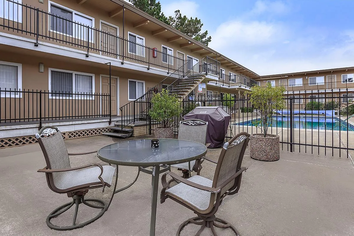 Shangri-La Apartments — Photo 1