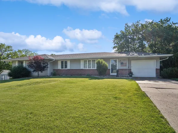 1005 S Roche St, Knoxville, IA 50138