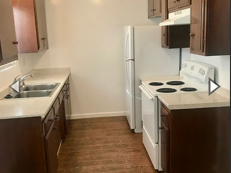 2444 E 5th St #14 — Photo 3