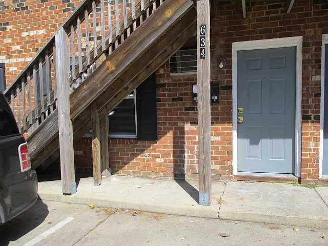 3 bed, 1.5 bath, $1,650 — Photo 2