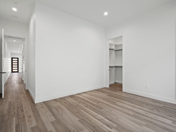 4th image of 13908 1/2 Hamlin St