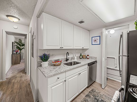 2nd image of 4500 Baymeadows Rd #196