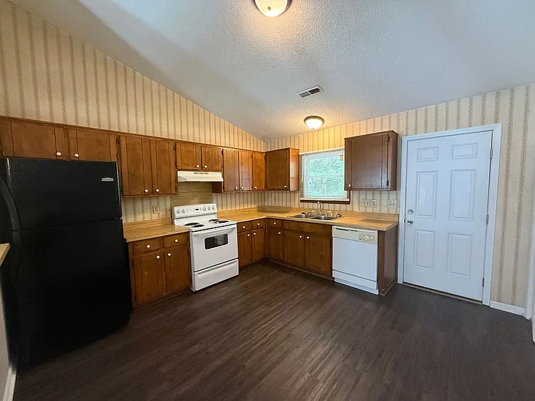 120 Corey Cir — Photo 2