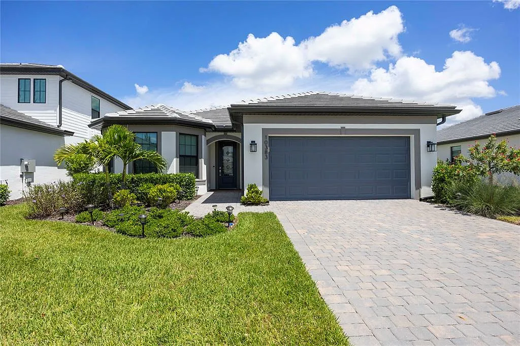 3 bed, 2.0 bath, 2218 sqft, $6,000 — Photo 2