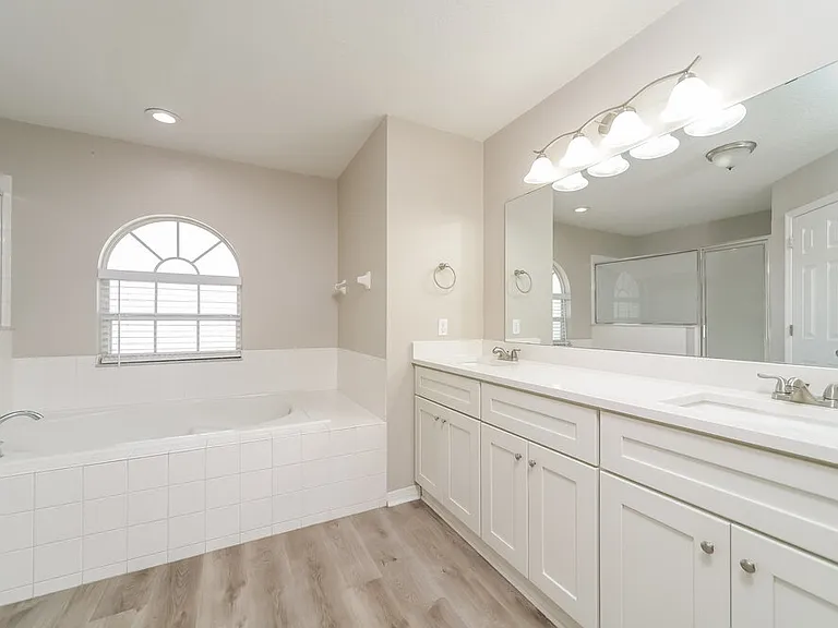 553 Brentford Ct — Photo 14