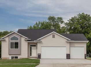 2206 Snapdragon Cir SW, Cedar Rapids, IA 52404