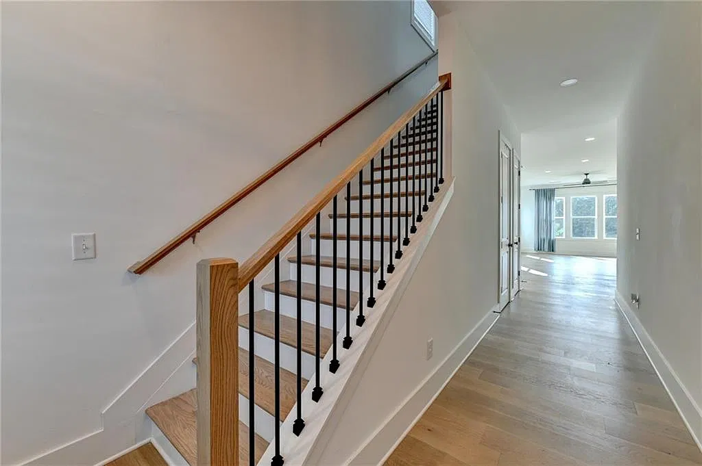 5 bed, 4.0 bath, 3590 sqft, $3,500 — Photo 3