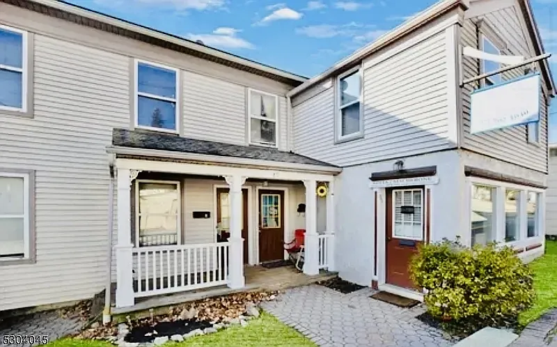 3 bed, 1.5 bath, $2,700 — Photo 1