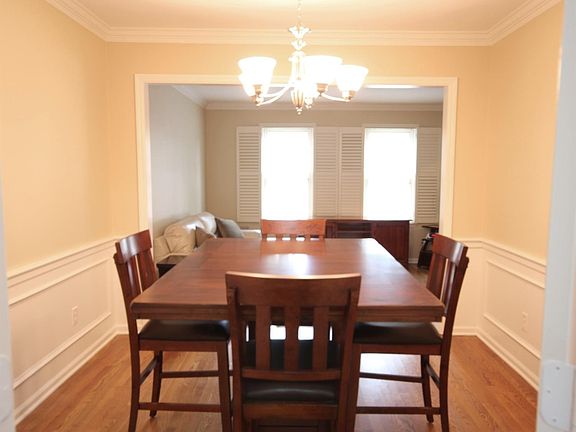 4th image of 319 Chippendale Cir