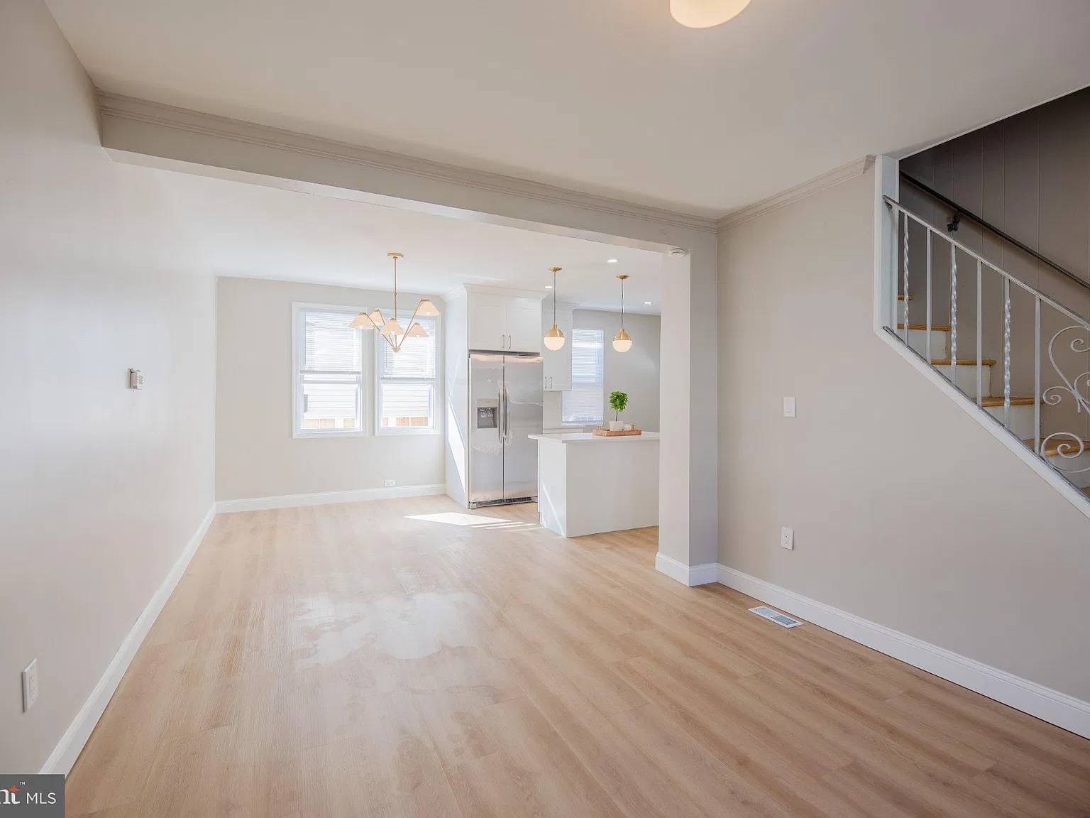 3 bed, 2.0 bath, 1096 sqft, $2,850 — Photo 3