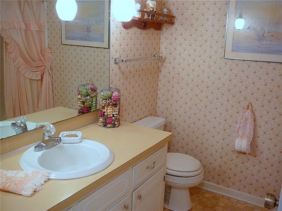 3rd image of 209 Knollwood Dr