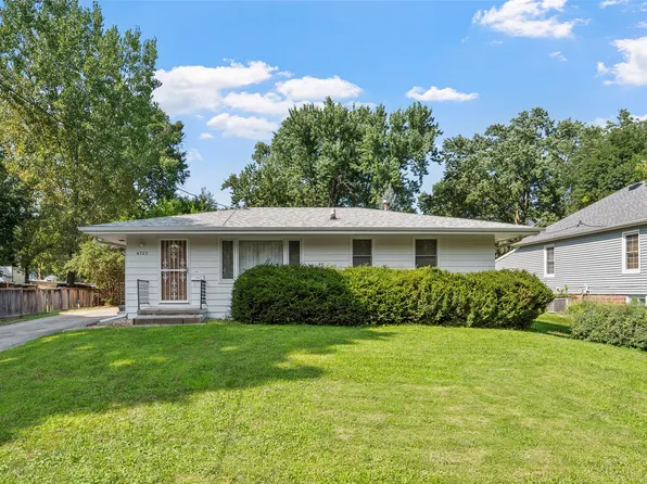6725 Roseland Dr, Urbandale, IA 50322