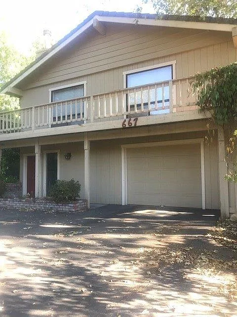 667 Dogwood Dr photo 1