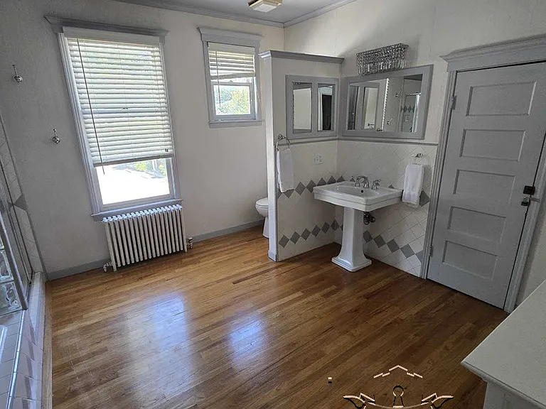 210 N Auburn St — Photo 39
