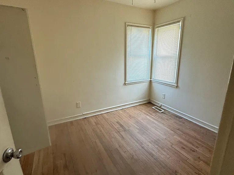 937 Barney Ave — Photo 5