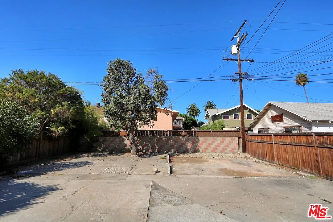 4 bed, 2.0 bath, 1350 sqft, $4,300 — Photo 4